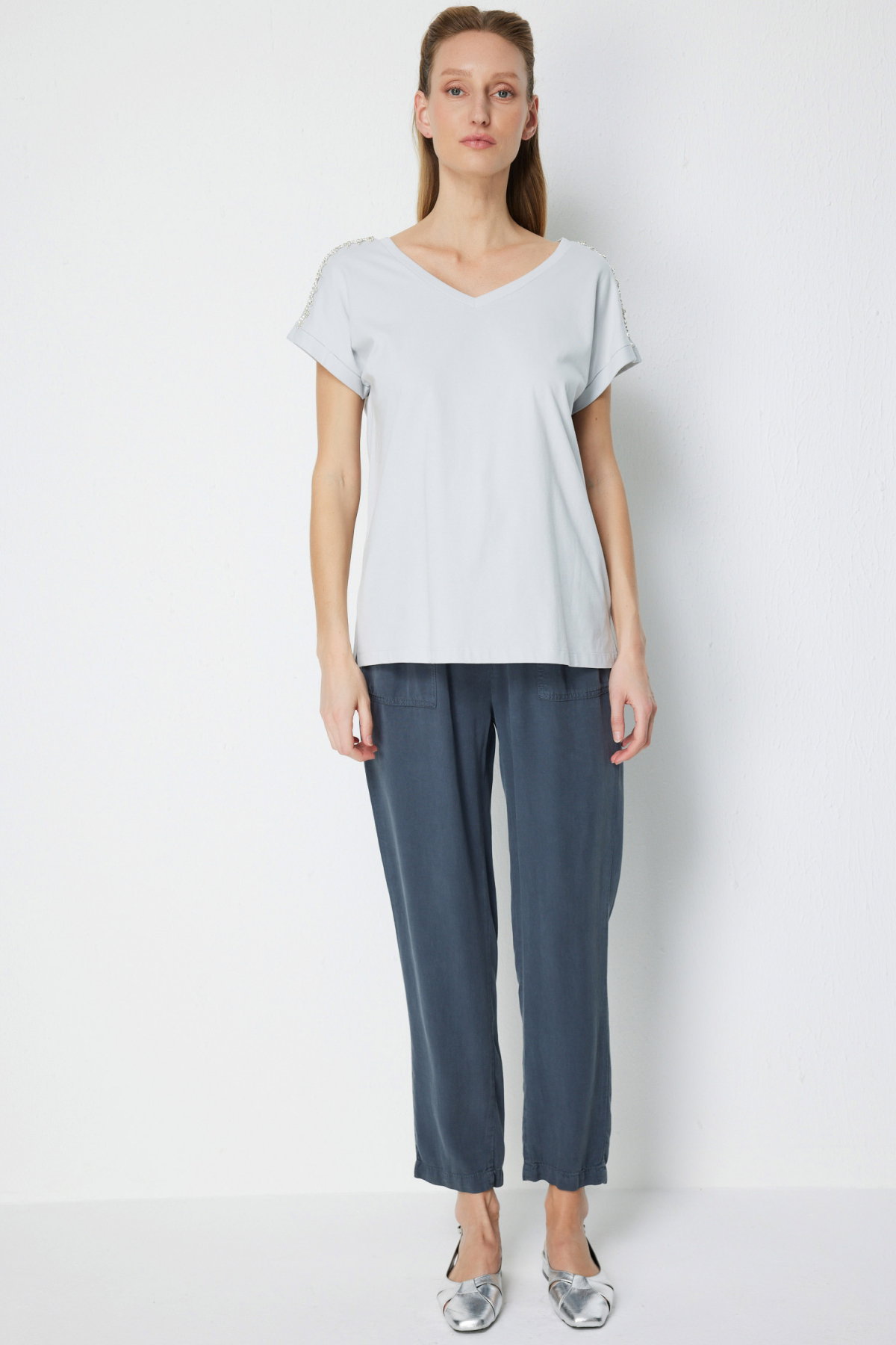 On Kadın Omuzları Taşlı V Yaka Pamuklu T-Shirt 71415 Gri - 3