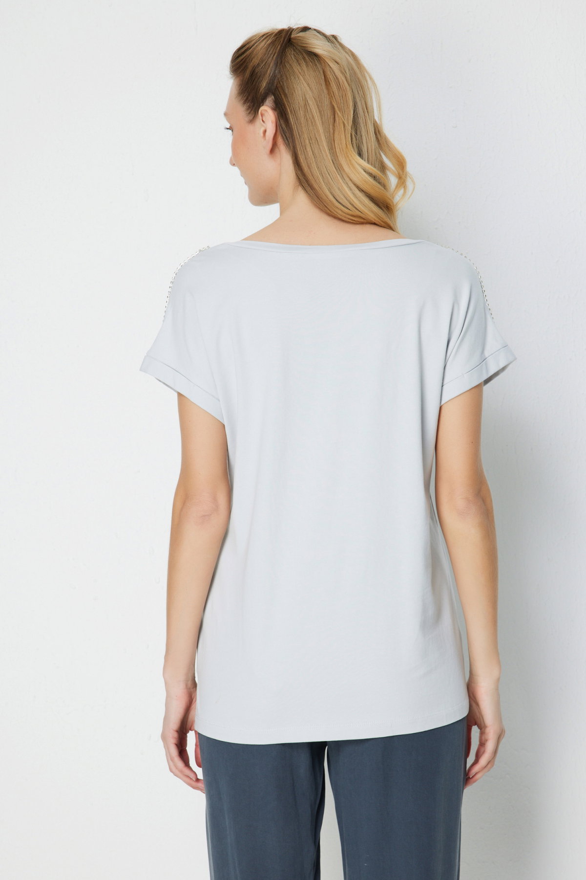 On Kadın Omuzları Taşlı V Yaka Pamuklu T-Shirt 71415 Gri - 4