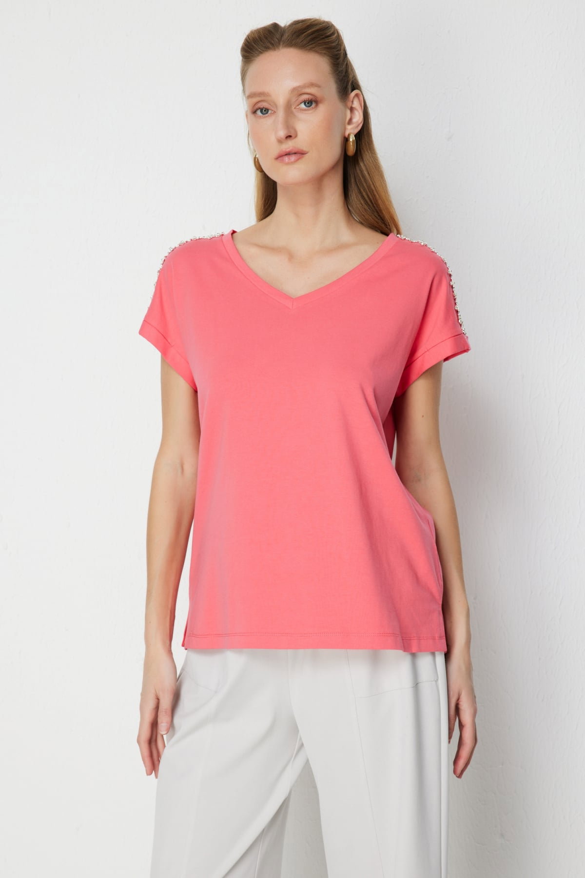 On Kadın Omuzları Taşlı V Yaka Pamuklu T-Shirt 71415 Mercan - 1