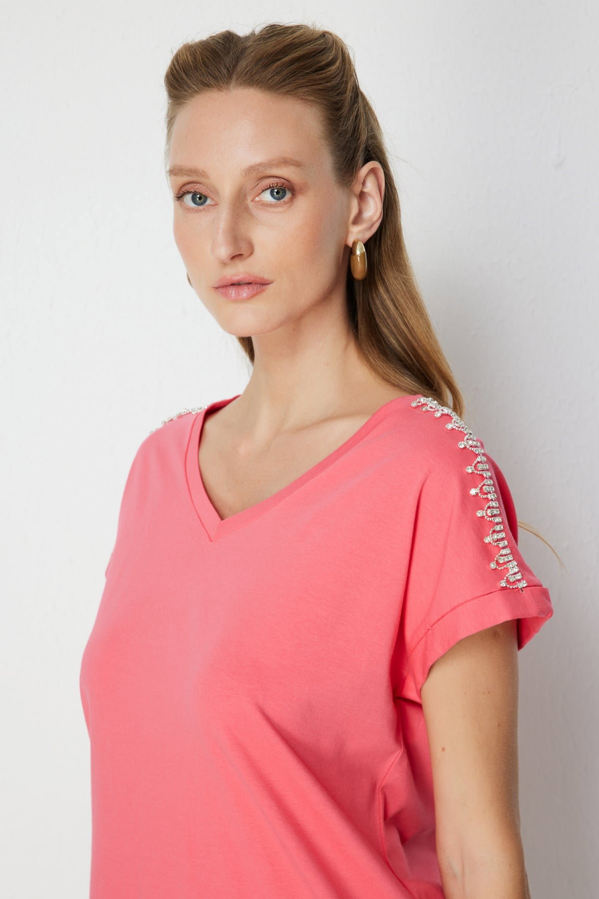 On Kadın Omuzları Taşlı V Yaka Pamuklu T-Shirt 71415 Mercan - 2