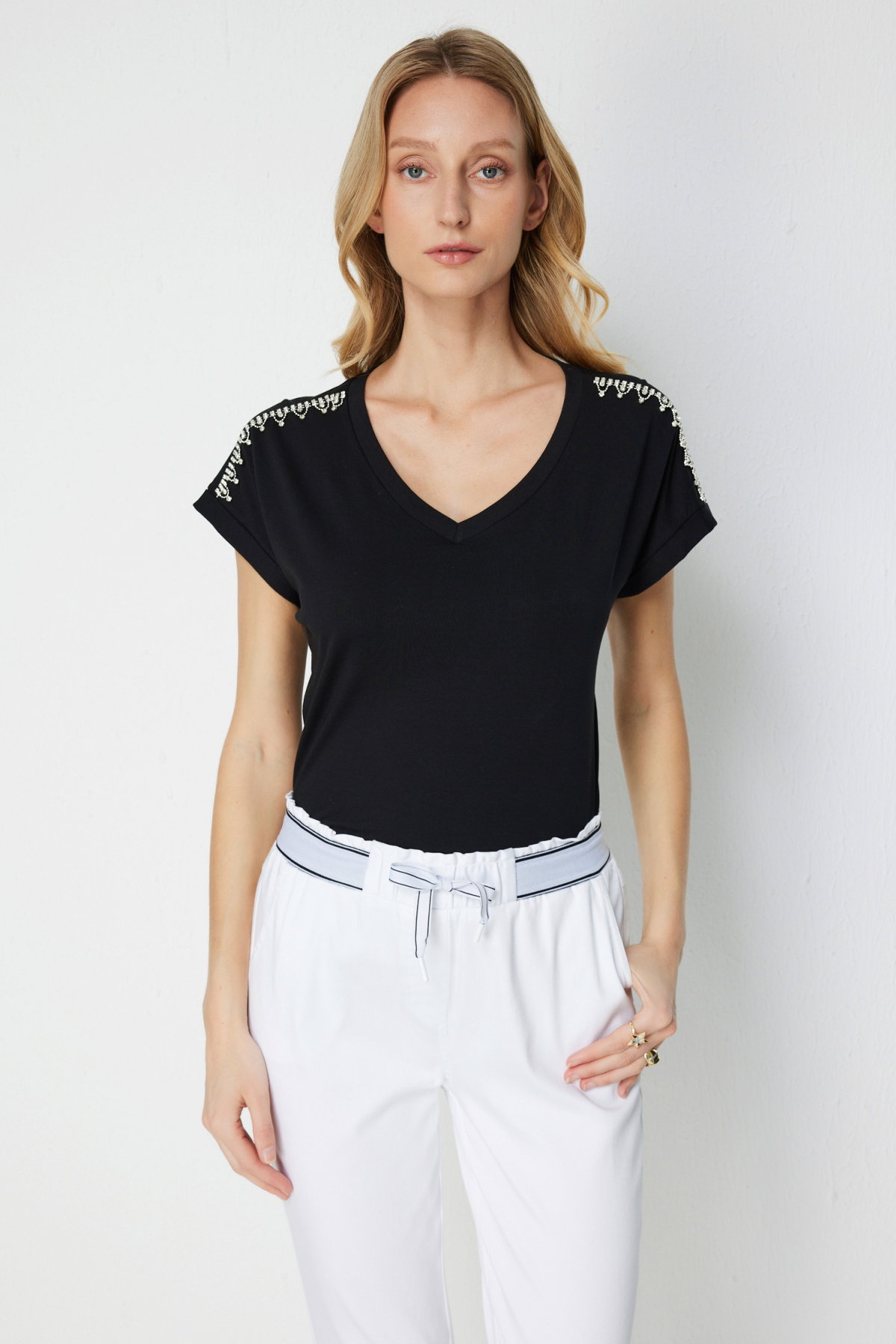 On Kadın Omuzları Taşlı V Yaka Pamuklu T-Shirt 71415 Siyah - 2