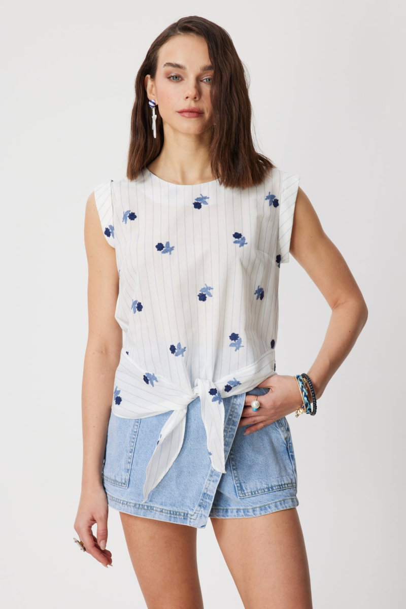 On Kadın Önü Bağlamalı İşlemeli Pamuklu Bluz 72335 Mavi - 1