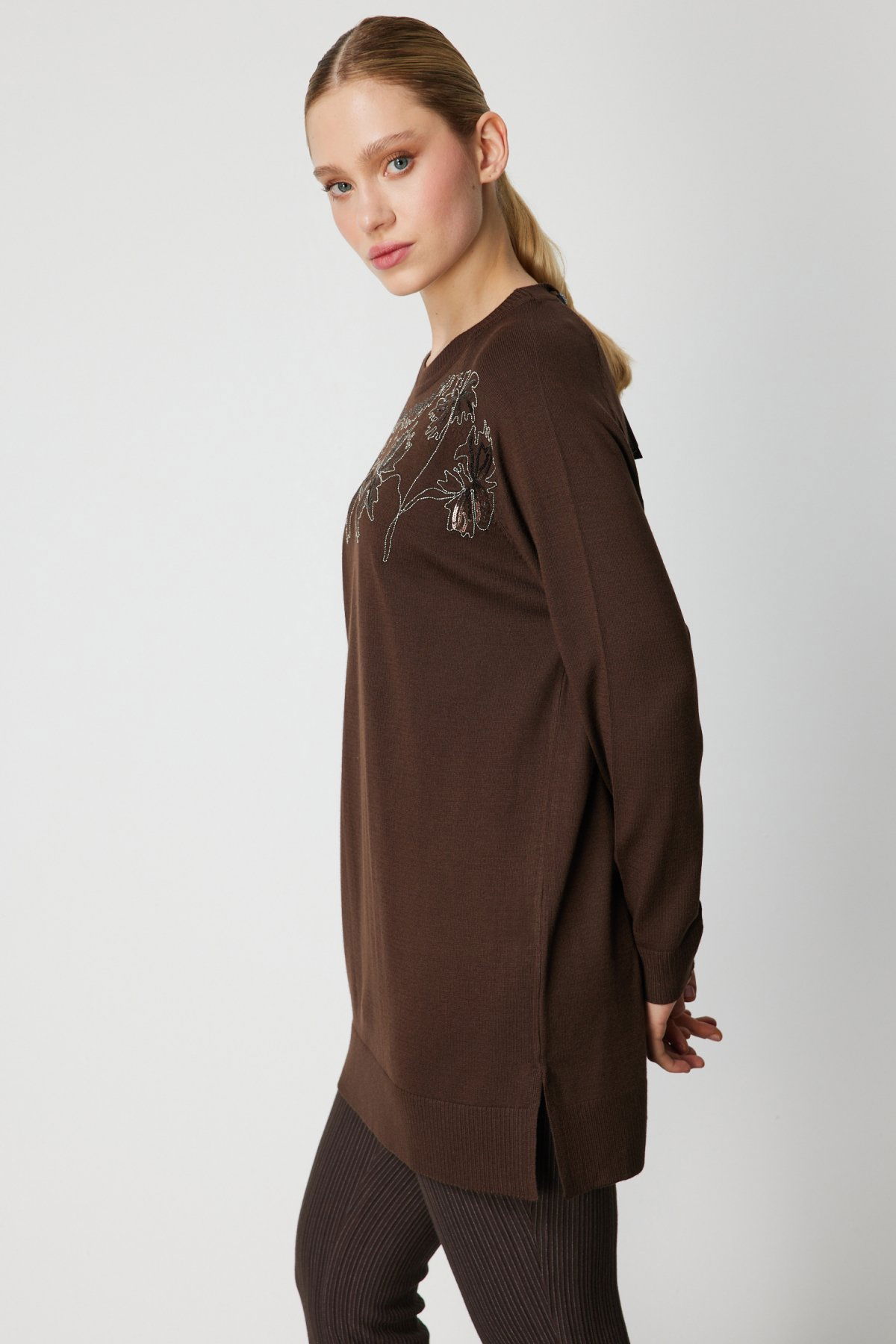 On Kadın Önü Zincirli Desenli Uzun Triko Kazak 65387 Kahverengi - 2