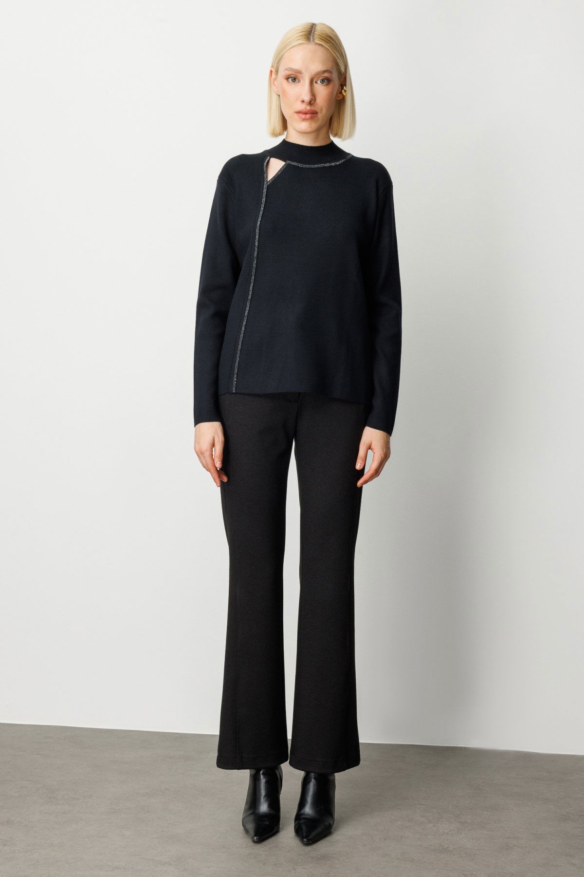 On Kadın Pencere Detaylı Taşlı Kazak 65372 Siyah - 3