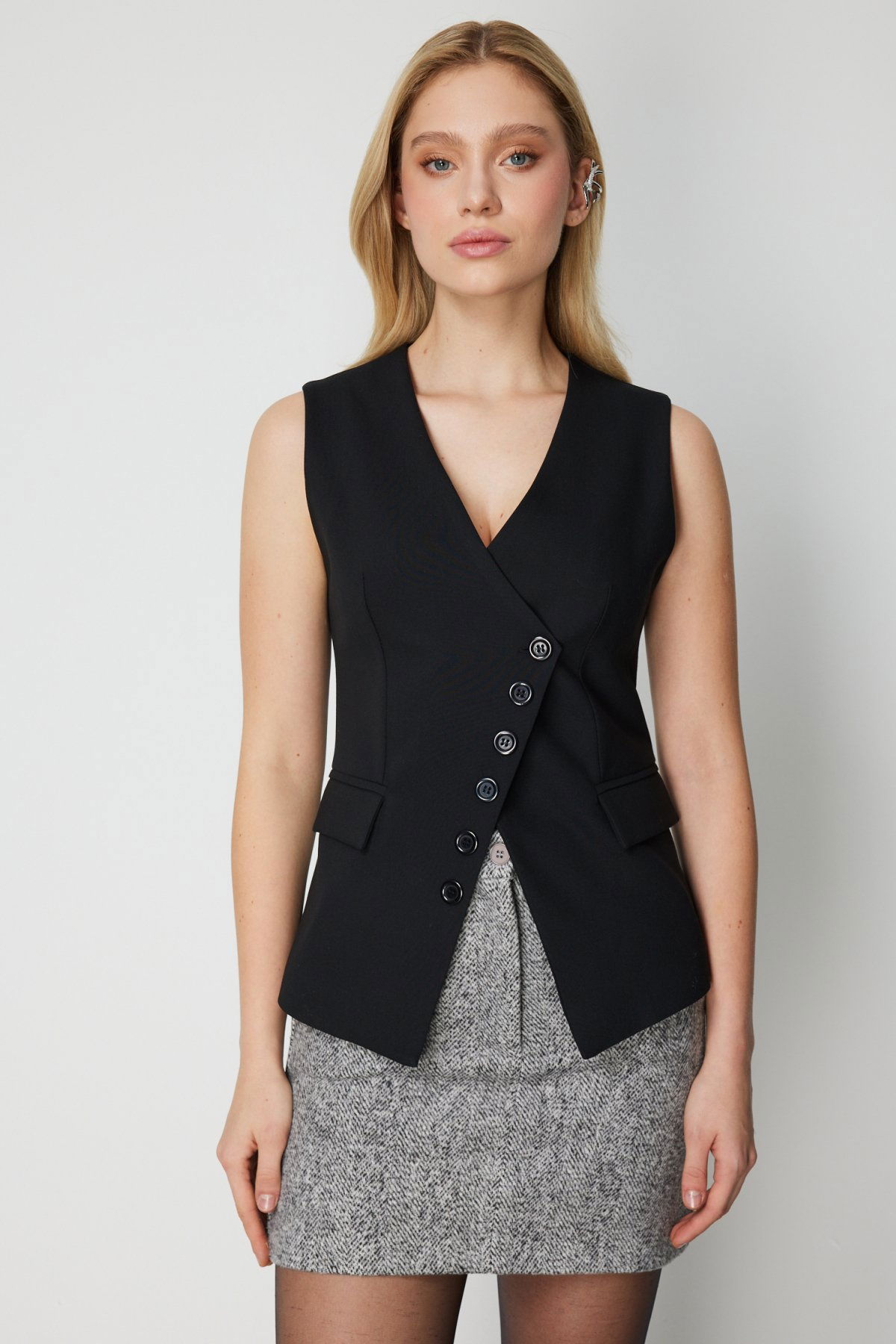 On Kadın Süs Kapak Cepli Asimetrik Kesim Yelek 64901 Siyah - 1