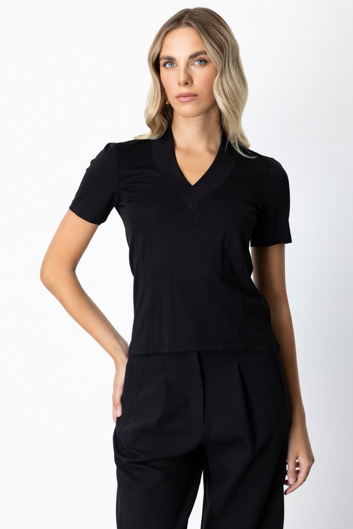 On Kadın V Yaka Dikişli Basic T-Shirt 61341 Siyah - 1