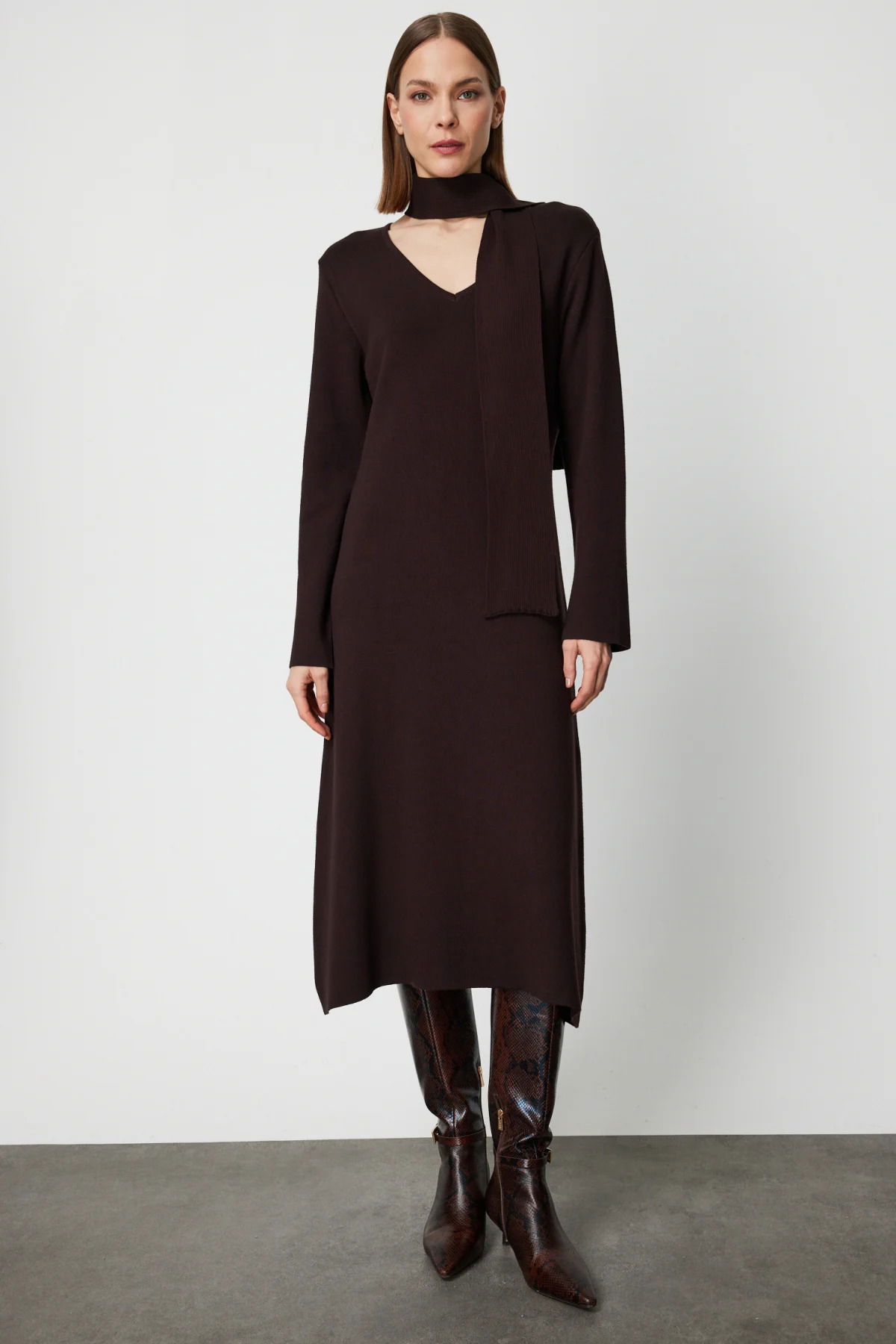 On Kadın V Yaka Kuşaklı Triko Elbise 63401 Kahverengi - 1