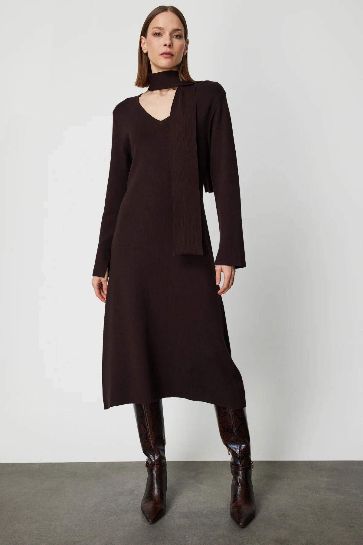 On Kadın V Yaka Kuşaklı Triko Elbise 63401 Kahverengi - 2