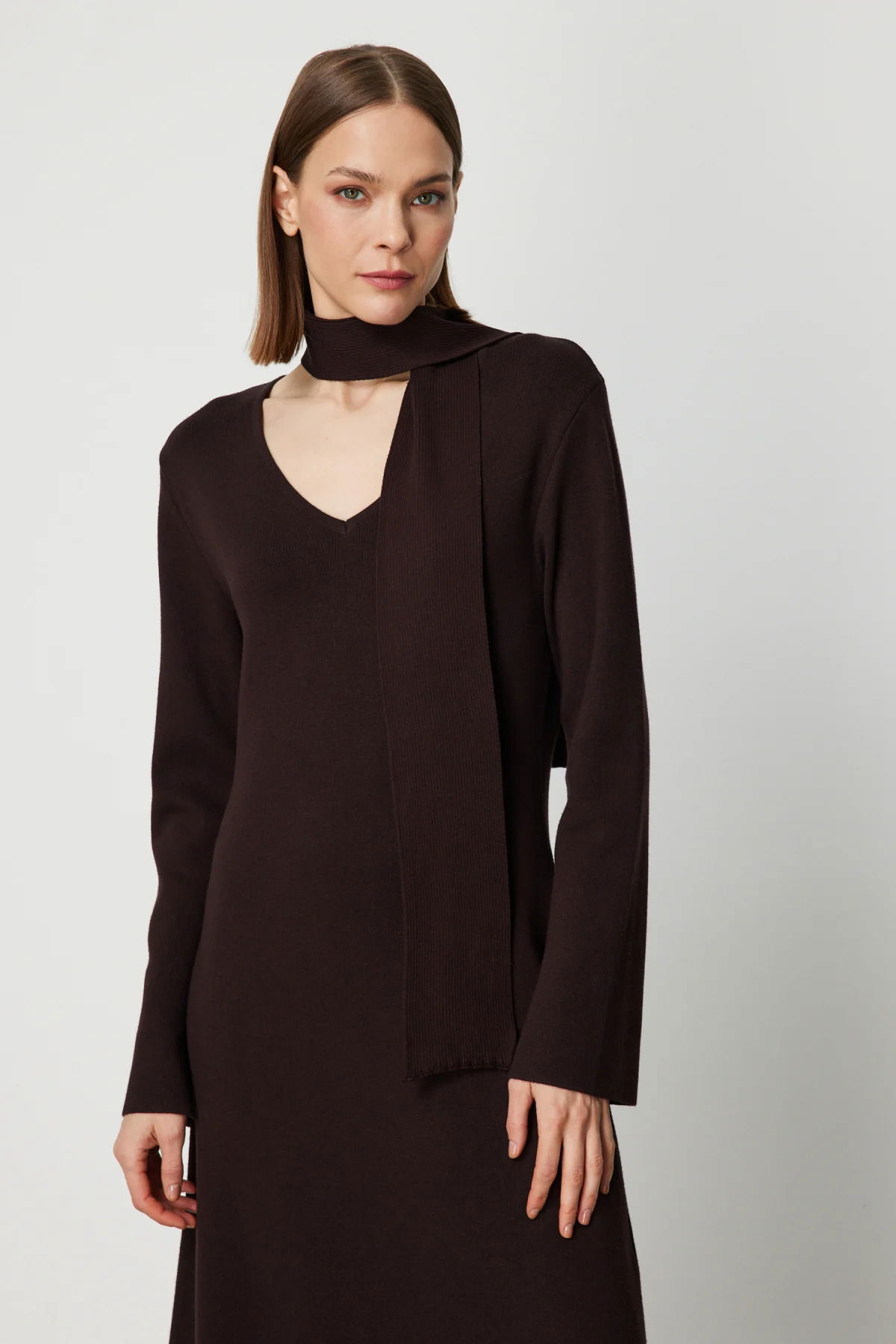 On Kadın V Yaka Kuşaklı Triko Elbise 63401 Kahverengi - 3