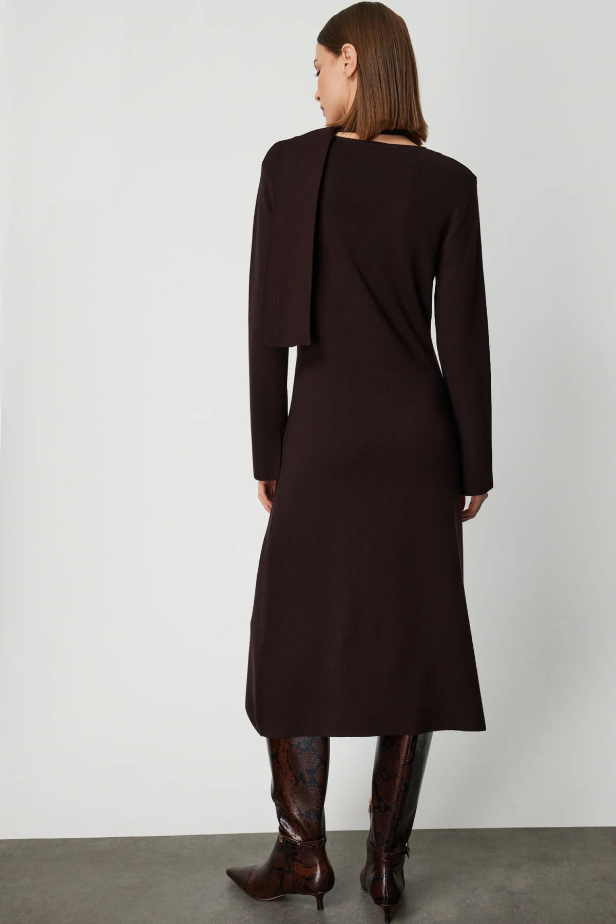 On Kadın V Yaka Kuşaklı Triko Elbise 63401 Kahverengi - 4