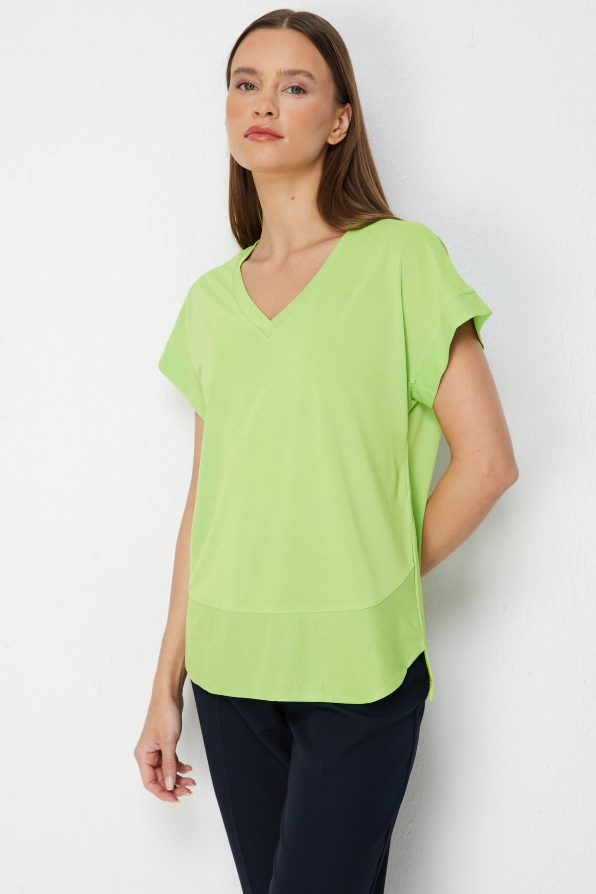 On Kadın V Yaka Parçalı T-Shirt 71475 Fıstık Yeşili - 1