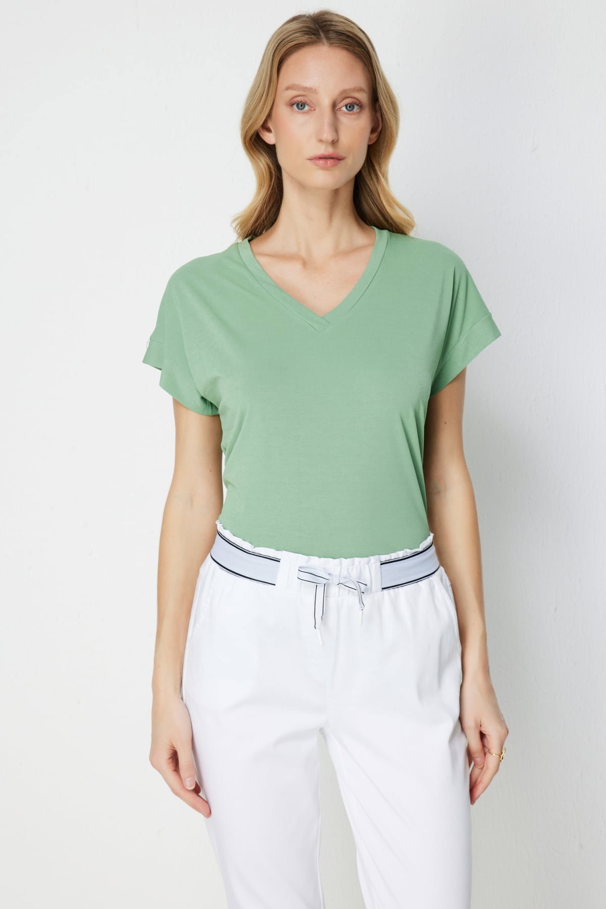 On Kadın V Yaka Parçalı T-Shirt 71475 Haki - 1