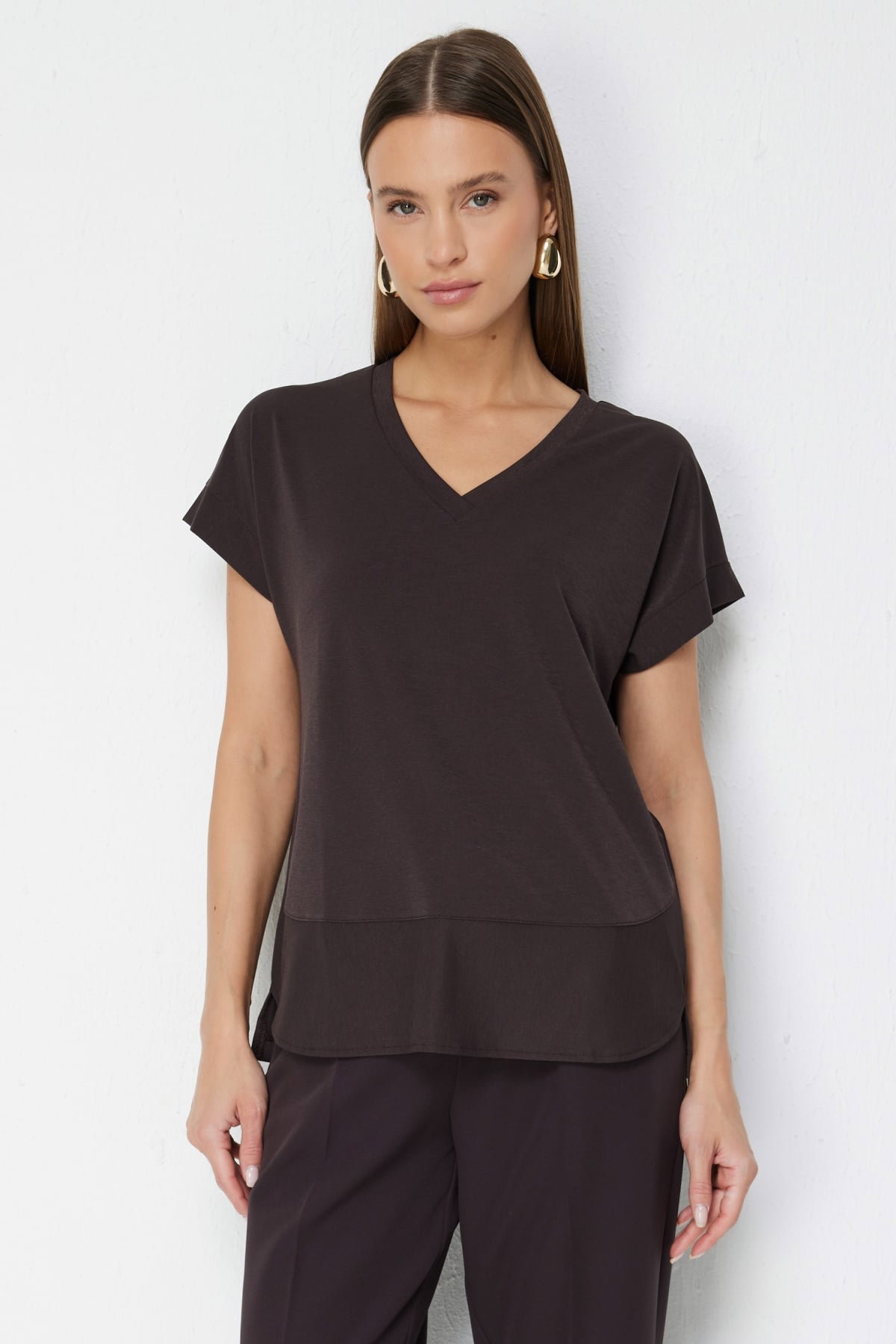 On Kadın V Yaka Parçalı T-Shirt 71475 Kahverengi - 1