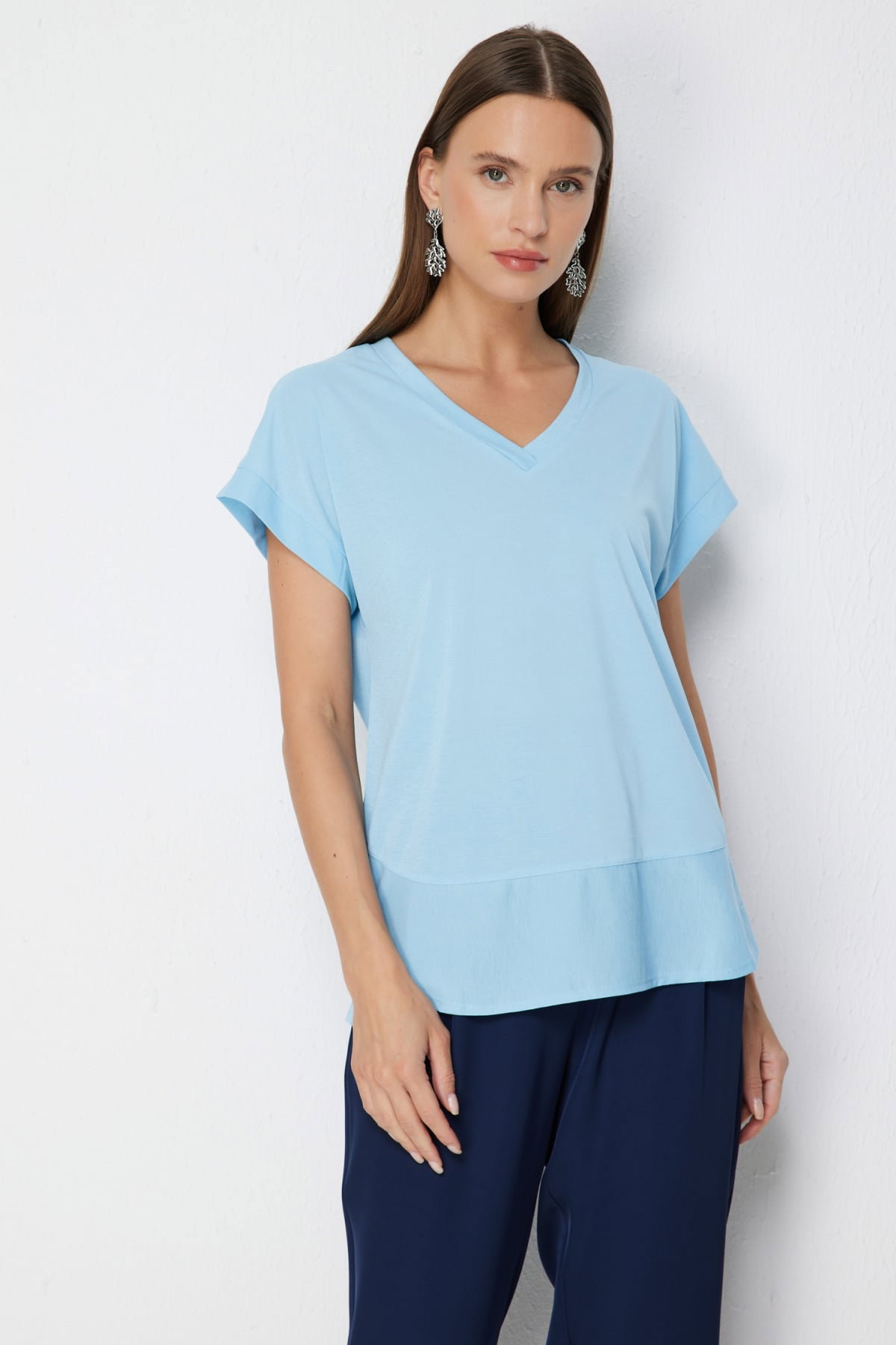 On Kadın V Yaka Parçalı T-Shirt 71475 Mavi - 1