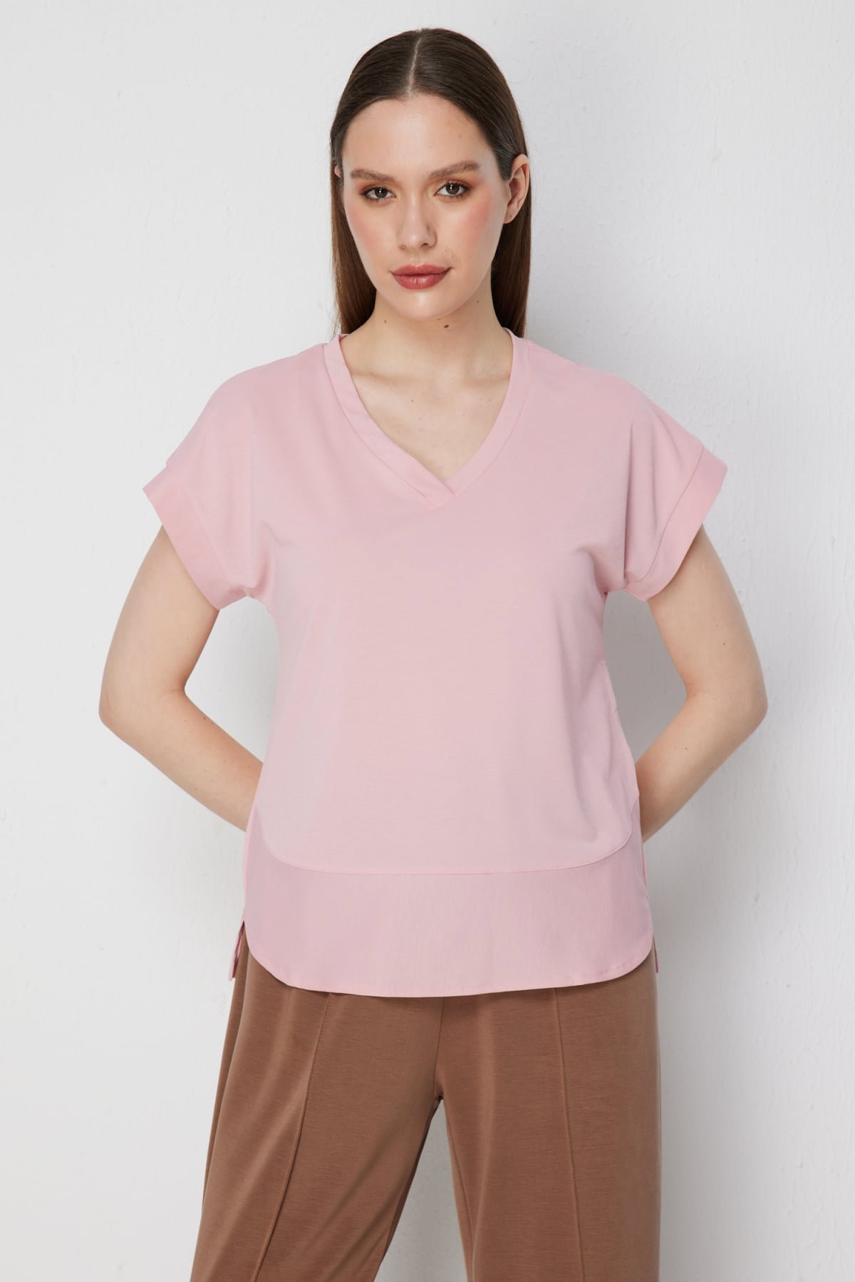 On Kadın V Yaka Parçalı T-Shirt 71475 Pudra - 1