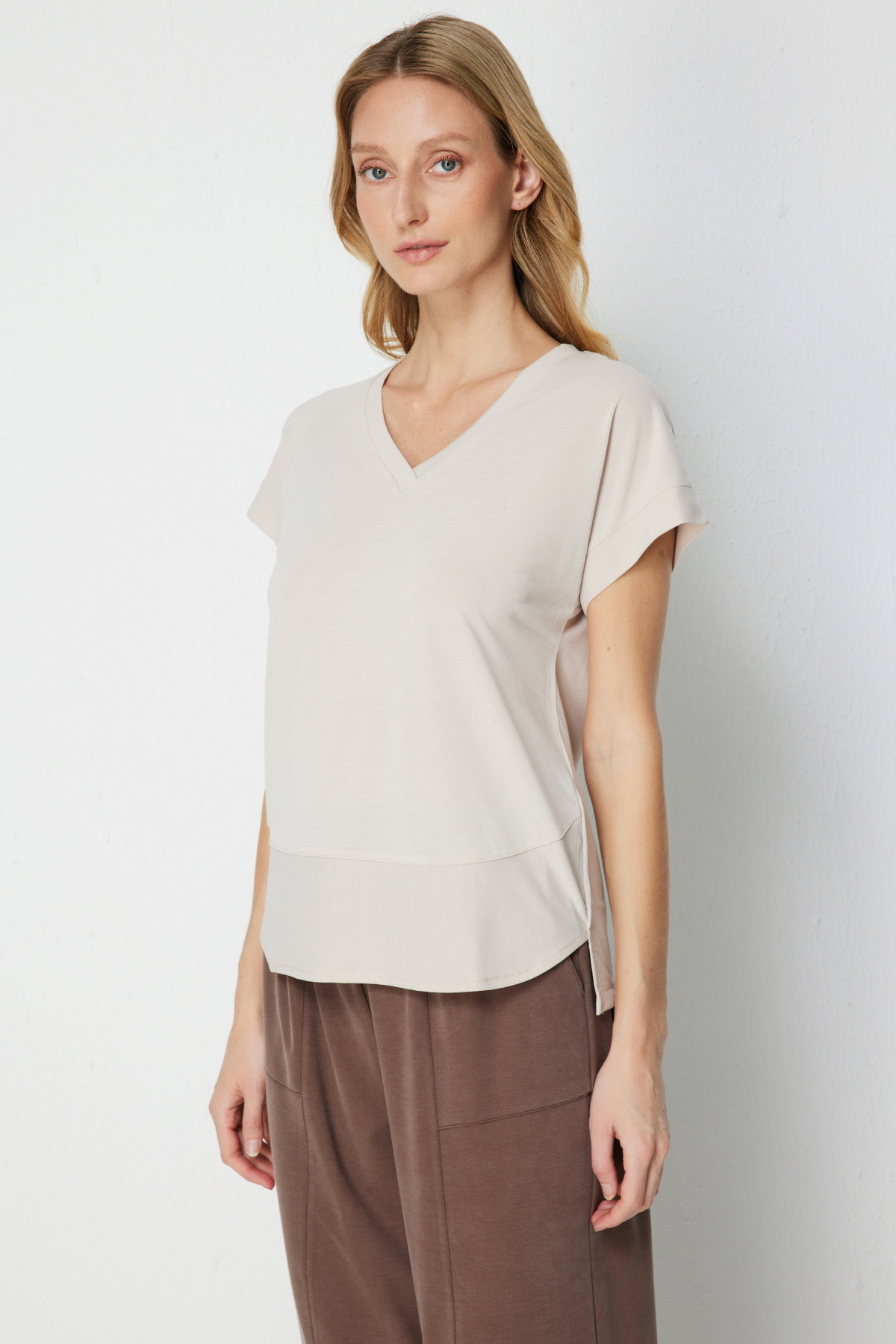 On Kadın V Yaka Parçalı T-Shirt 71475 Taş - 1