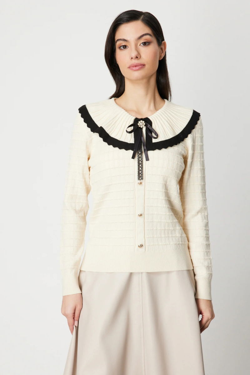 On Kadın Yakası Aksesuarlı Düğmeli Triko Kazak 66351 Krem-Siyah - On