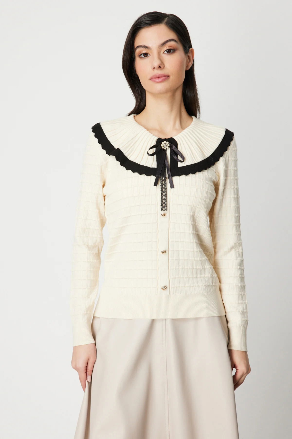 On Kadın Yakası Aksesuarlı Düğmeli Triko Kazak 66351 Krem-Siyah - 1