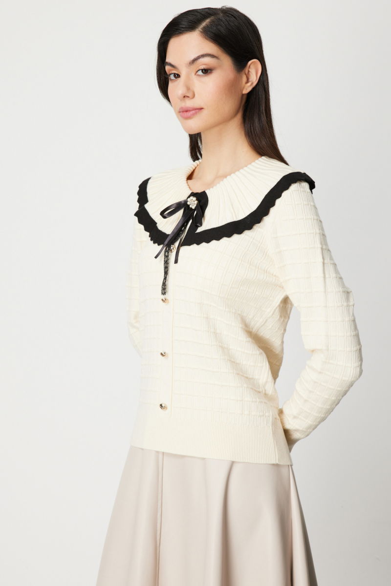 On Kadın Yakası Aksesuarlı Düğmeli Triko Kazak 66351 Krem-Siyah - 2