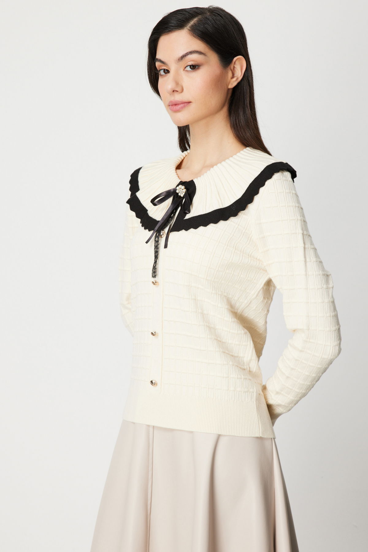 On Kadın Yakası Aksesuarlı Düğmeli Triko Kazak 66351 Krem-Siyah - 2
