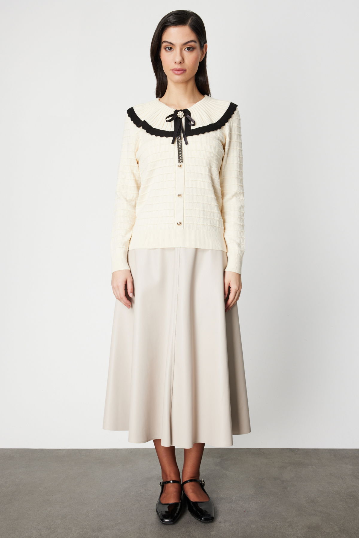 On Kadın Yakası Aksesuarlı Düğmeli Triko Kazak 66351 Krem-Siyah - 3