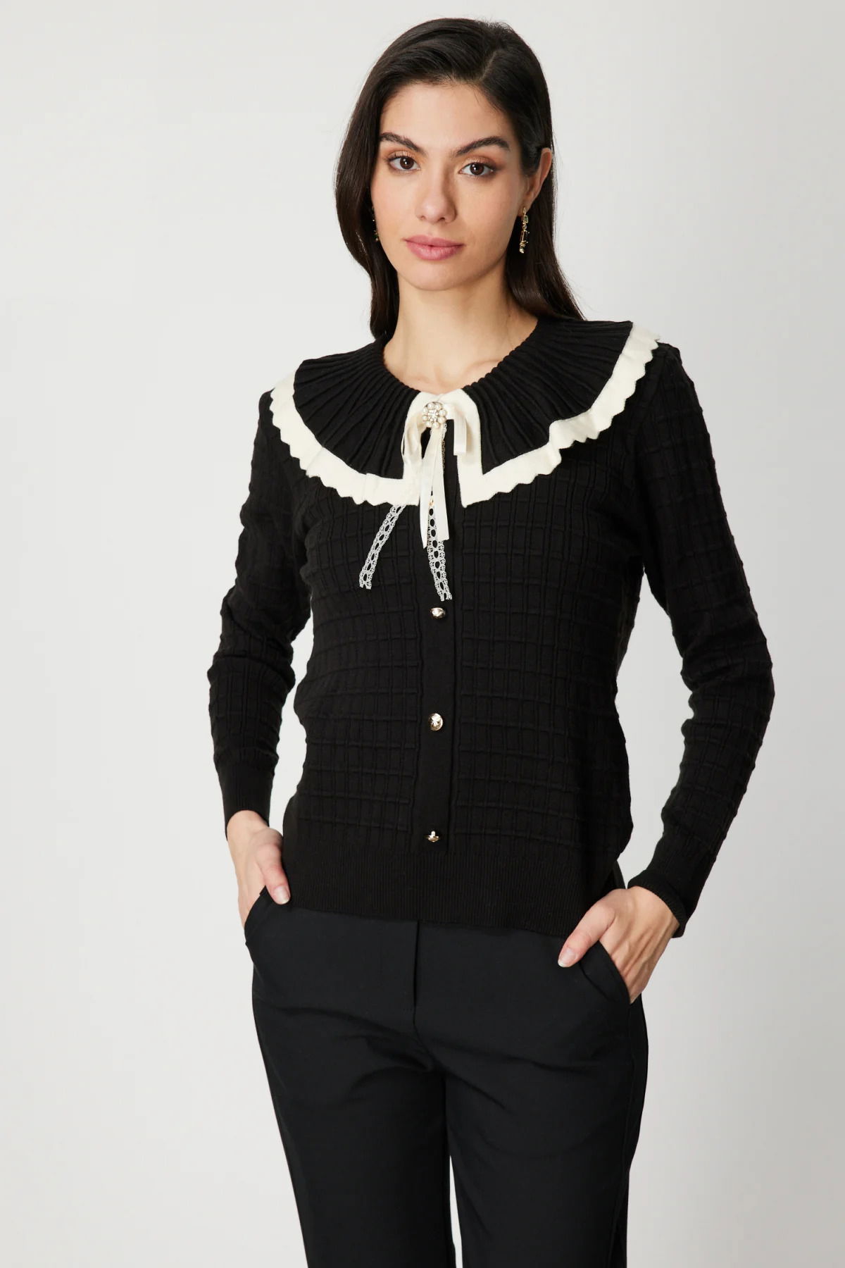 On Kadın Yakası Aksesuarlı Düğmeli Triko Kazak 66351 Siyah-Krem - 1