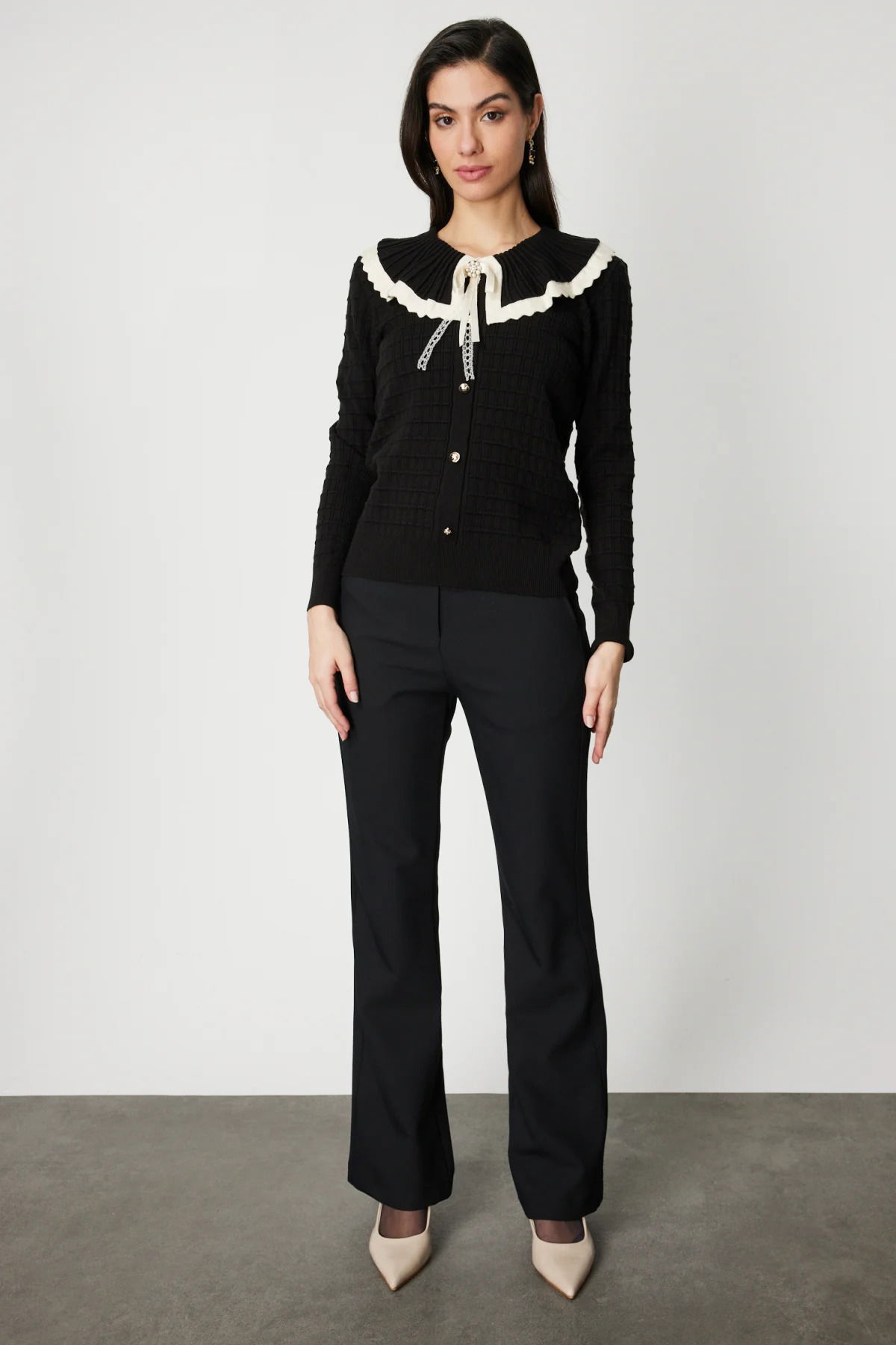 On Kadın Yakası Aksesuarlı Düğmeli Triko Kazak 66351 Siyah-Krem - 2