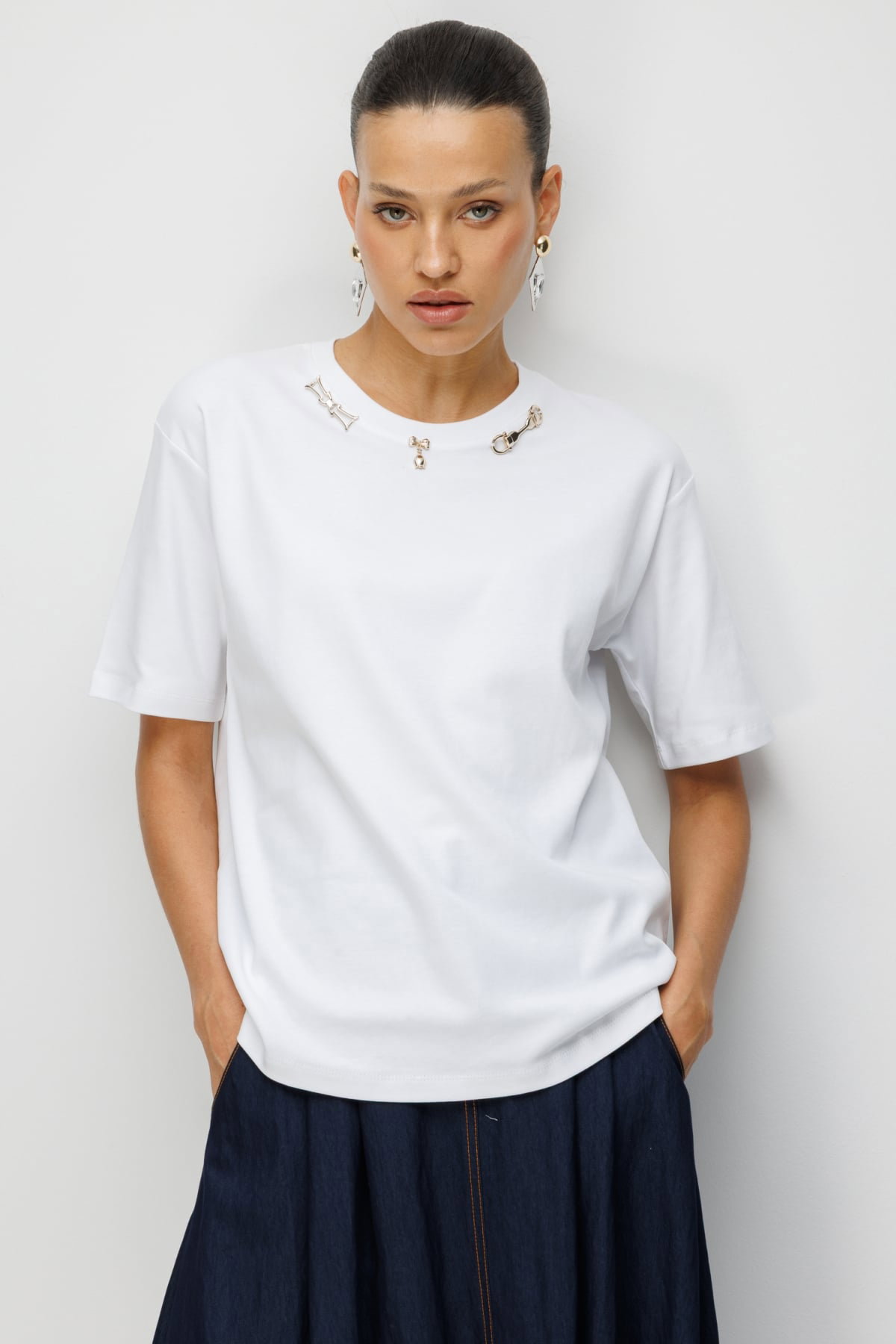 On Kadın Yakası Aksesuarlı Sıfır Yaka Pamuklu T-Shirt 71454 Beyaz - 1