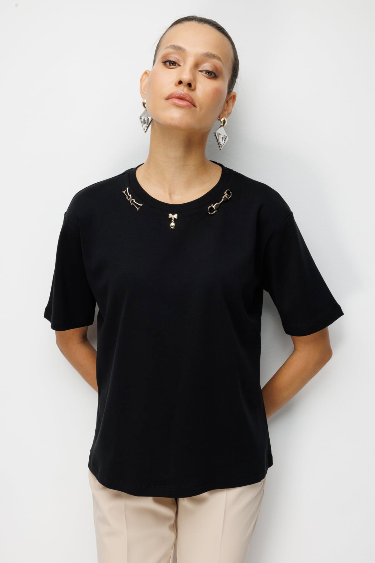 On Kadın Yakası Aksesuarlı Sıfır Yaka Pamuklu T-Shirt 71454 Siyah - 1