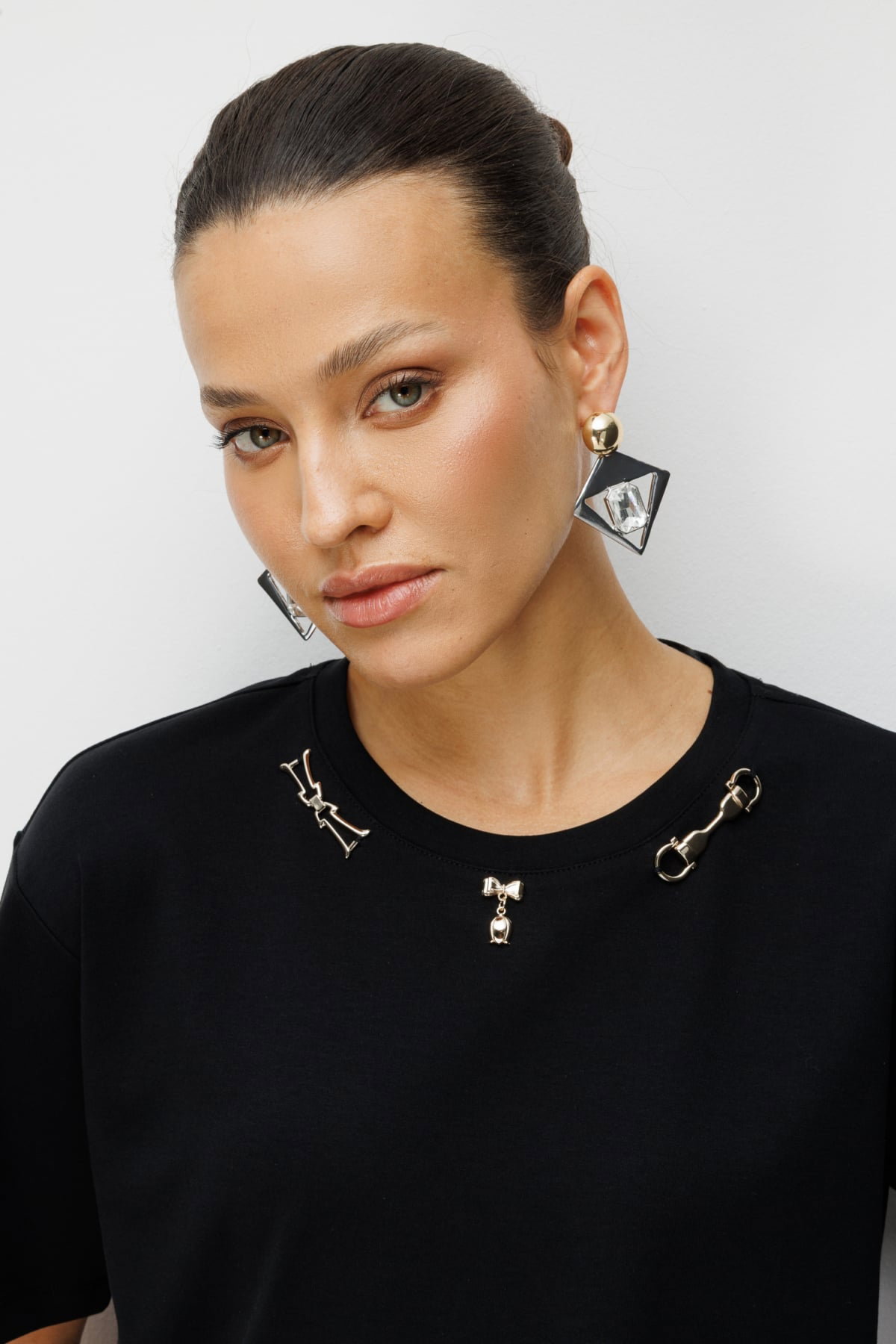 On Kadın Yakası Aksesuarlı Sıfır Yaka Pamuklu T-Shirt 71454 Siyah - 3