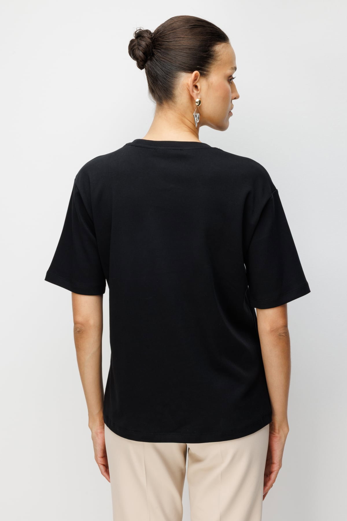 On Kadın Yakası Aksesuarlı Sıfır Yaka Pamuklu T-Shirt 71454 Siyah - 5