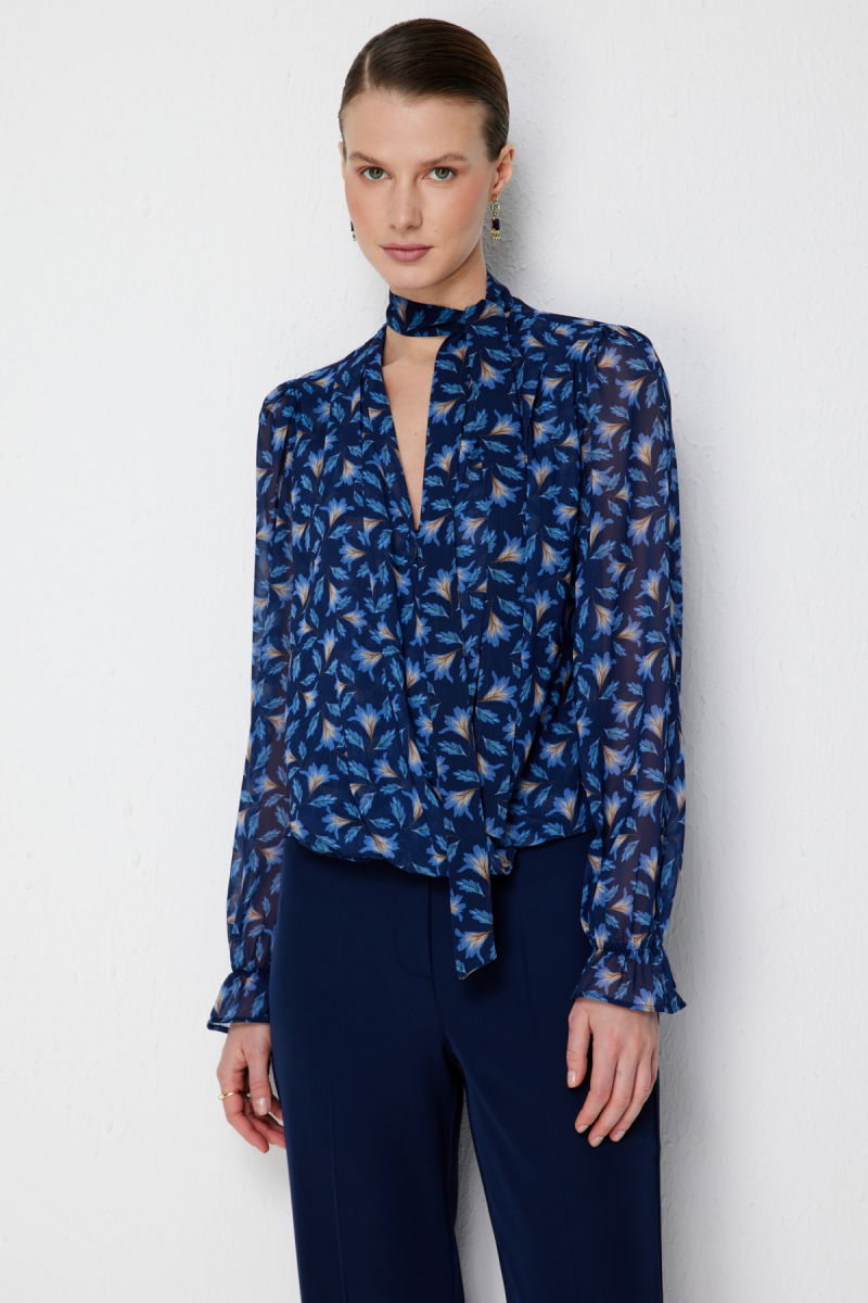 On Kadın Yakası Fularlı Desenli Şifon Bluz 72351 Lacivert - 2