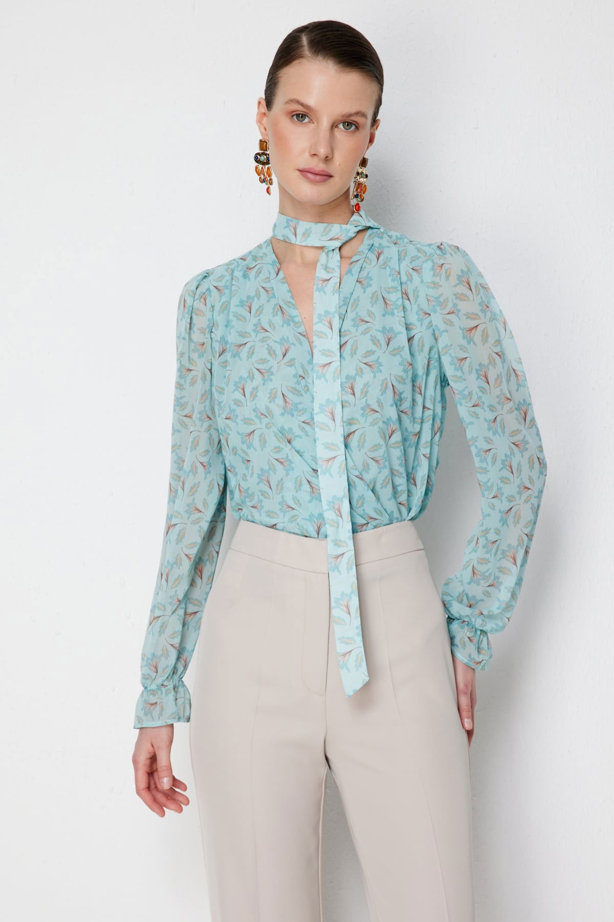 On Kadın Yakası Fularlı Desenli Şifon Bluz 72351 Mint - 1