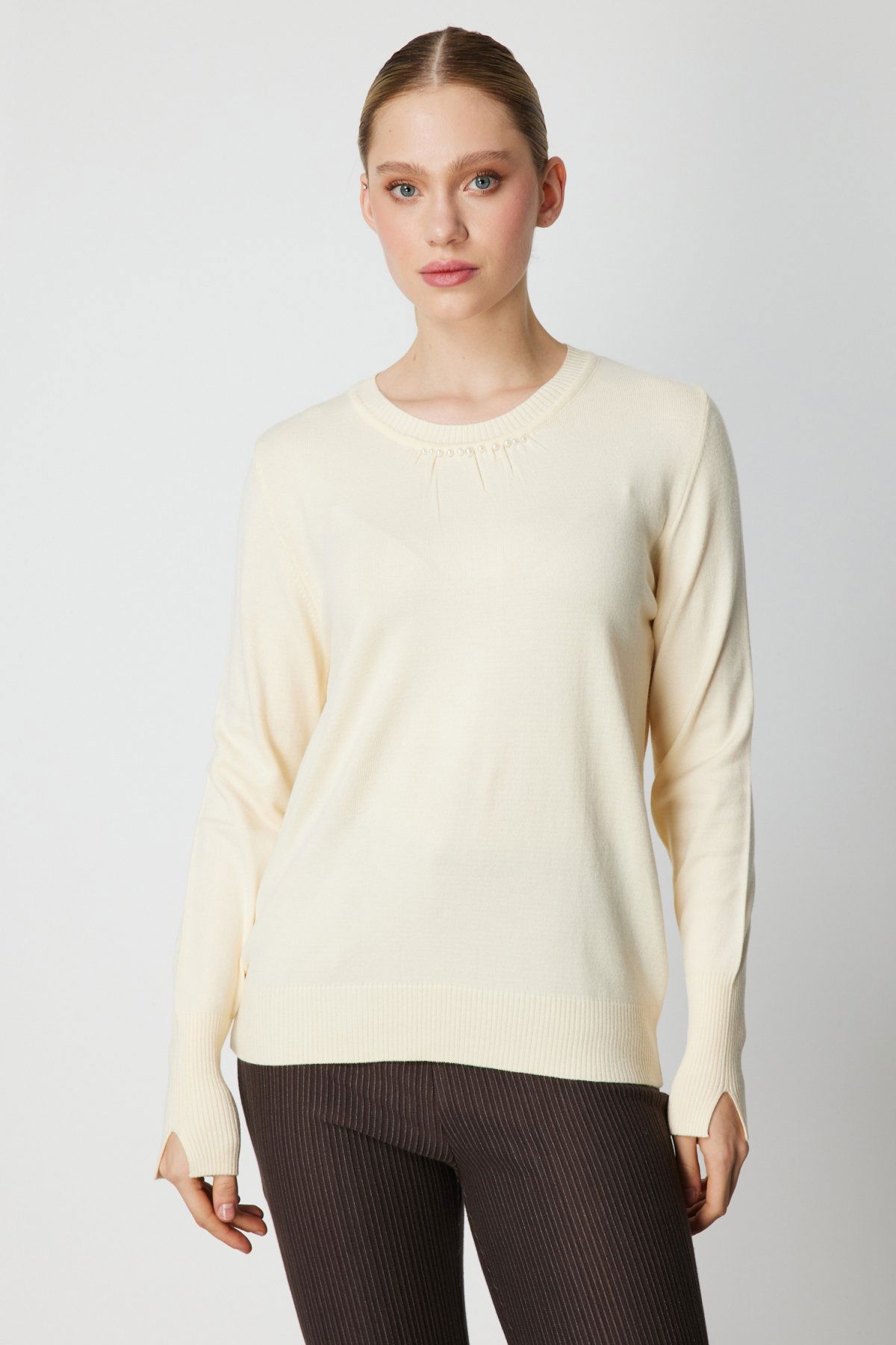 On Kadın Yakası İnci Detaylı Triko Kazak 65379 Krem - 1