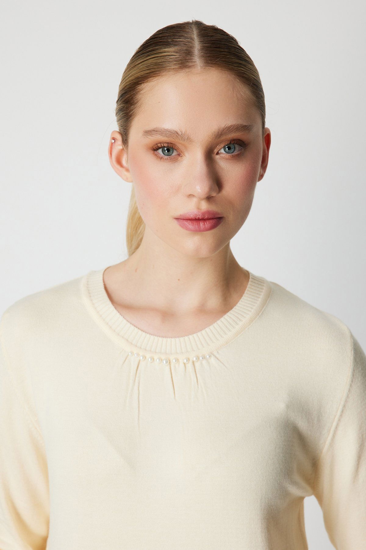 On Kadın Yakası İnci Detaylı Triko Kazak 65379 Krem - 2