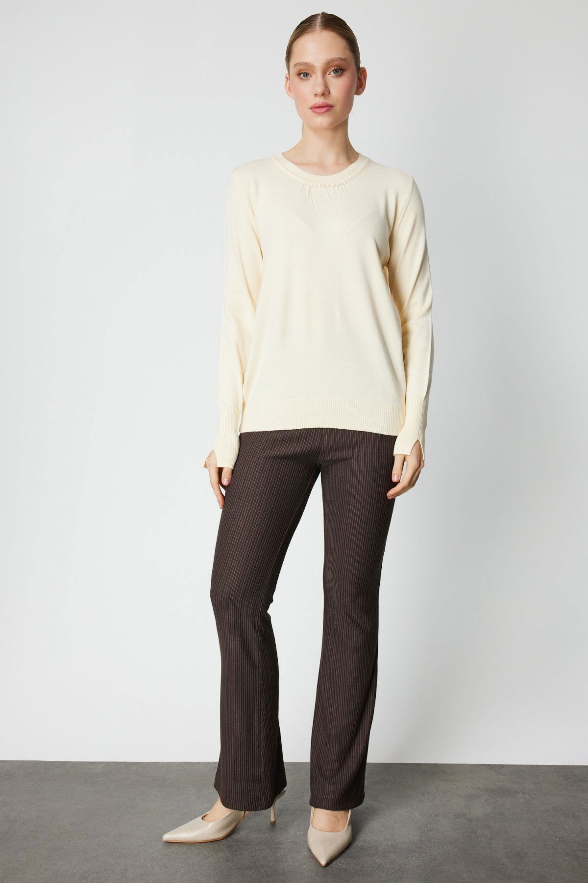 On Kadın Yakası İnci Detaylı Triko Kazak 65379 Krem - 3