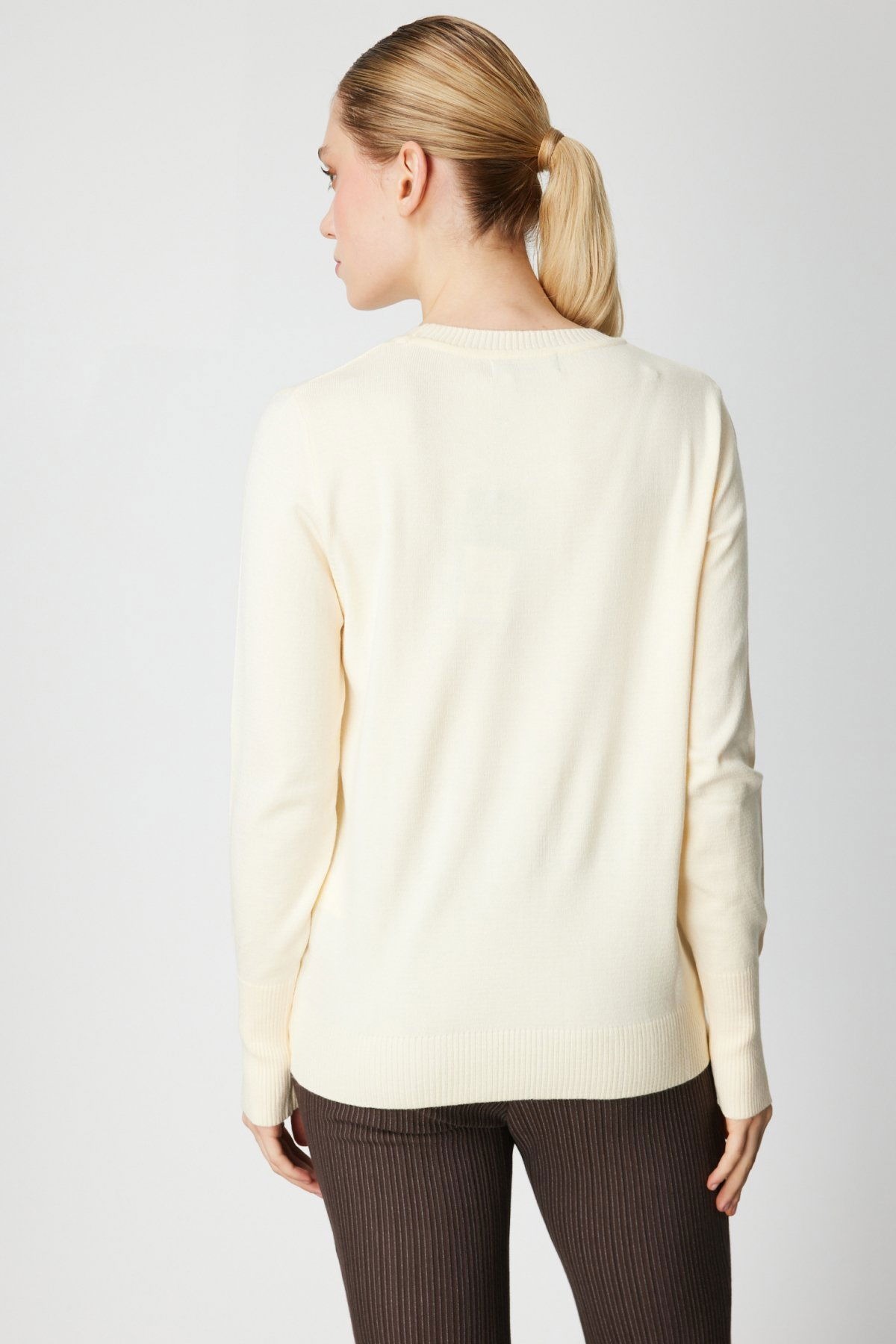 On Kadın Yakası İnci Detaylı Triko Kazak 65379 Krem - 4