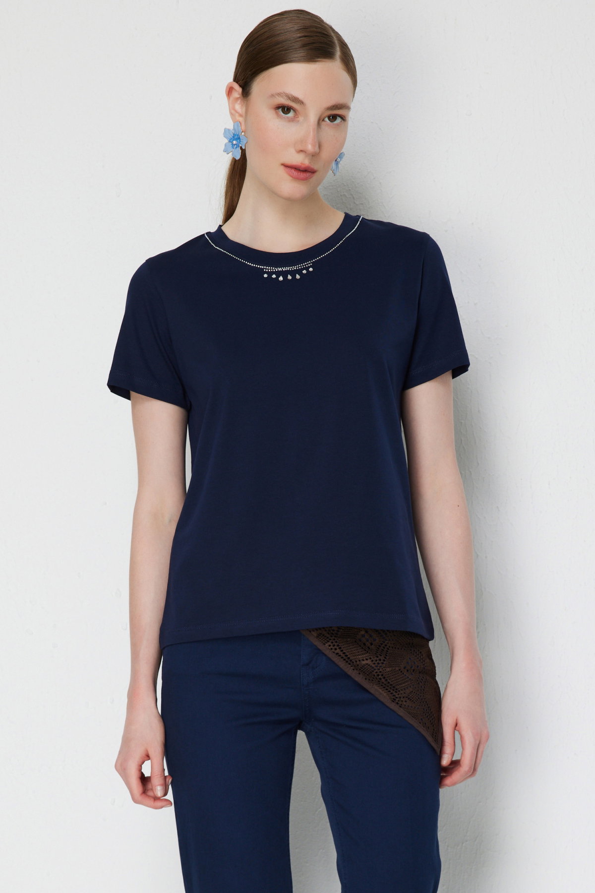 On Kadın Yakası Taşlı Pamuklu T-Shirt 71345 Lacivert - 2