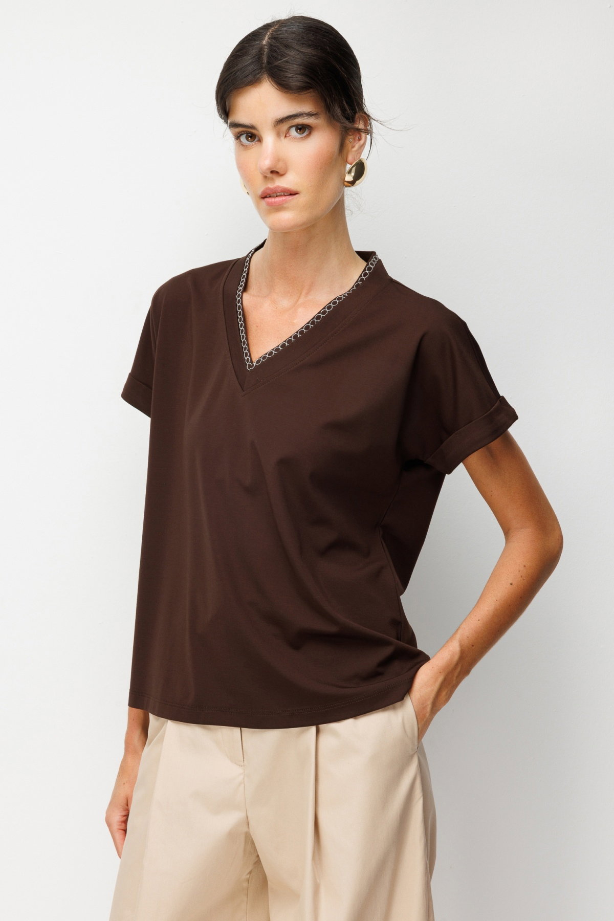 On Kadın Yakası Zincirli V Yaka T-Shirt 71352 Kahverengi - 2