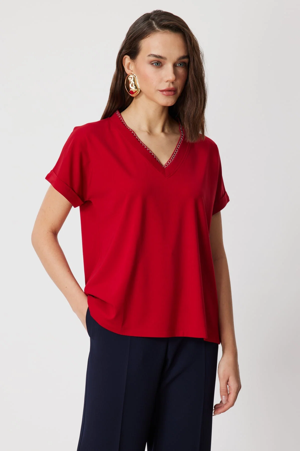 On Kadın Yakası Zincirli V Yaka T-Shirt 71352 Kırmızı - 1