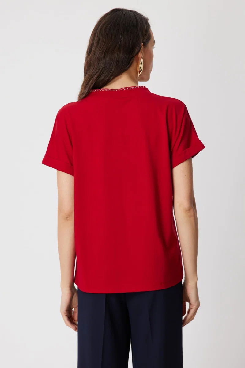 On Kadın Yakası Zincirli V Yaka T-Shirt 71352 Kırmızı - 4