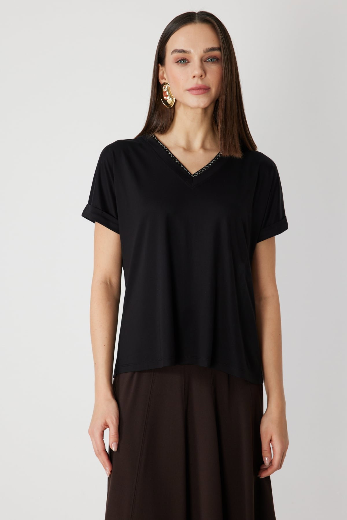 On Kadın Yakası Zincirli V Yaka T-Shirt 71352 Siyah - 1