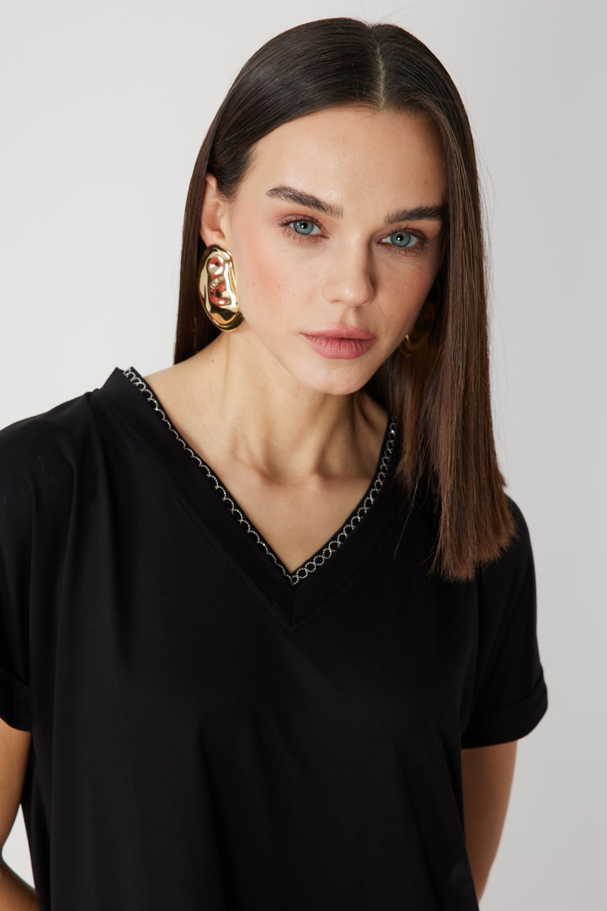 On Kadın Yakası Zincirli V Yaka T-Shirt 71352 Siyah - 2