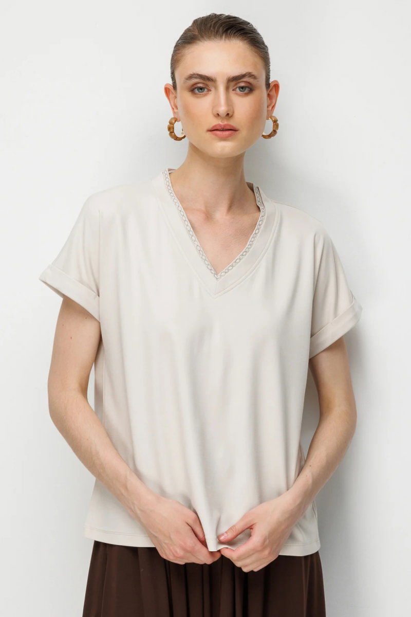 On Kadın Yakası Zincirli V Yaka T-Shirt 71352 Taş - 1