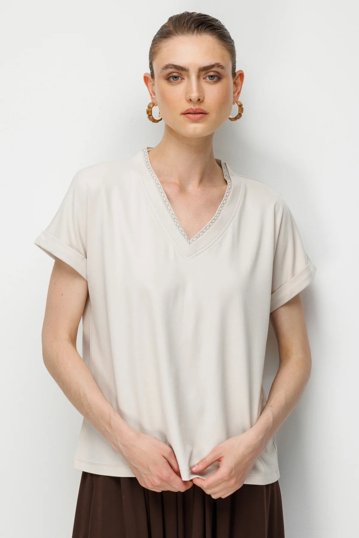 On Kadın Yakası Zincirli V Yaka T-Shirt 71352 Taş - 1