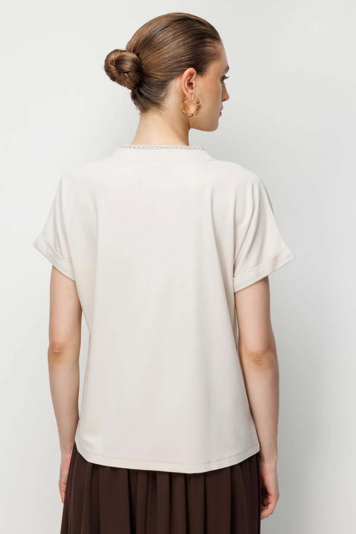 On Kadın Yakası Zincirli V Yaka T-Shirt 71352 Taş - 4