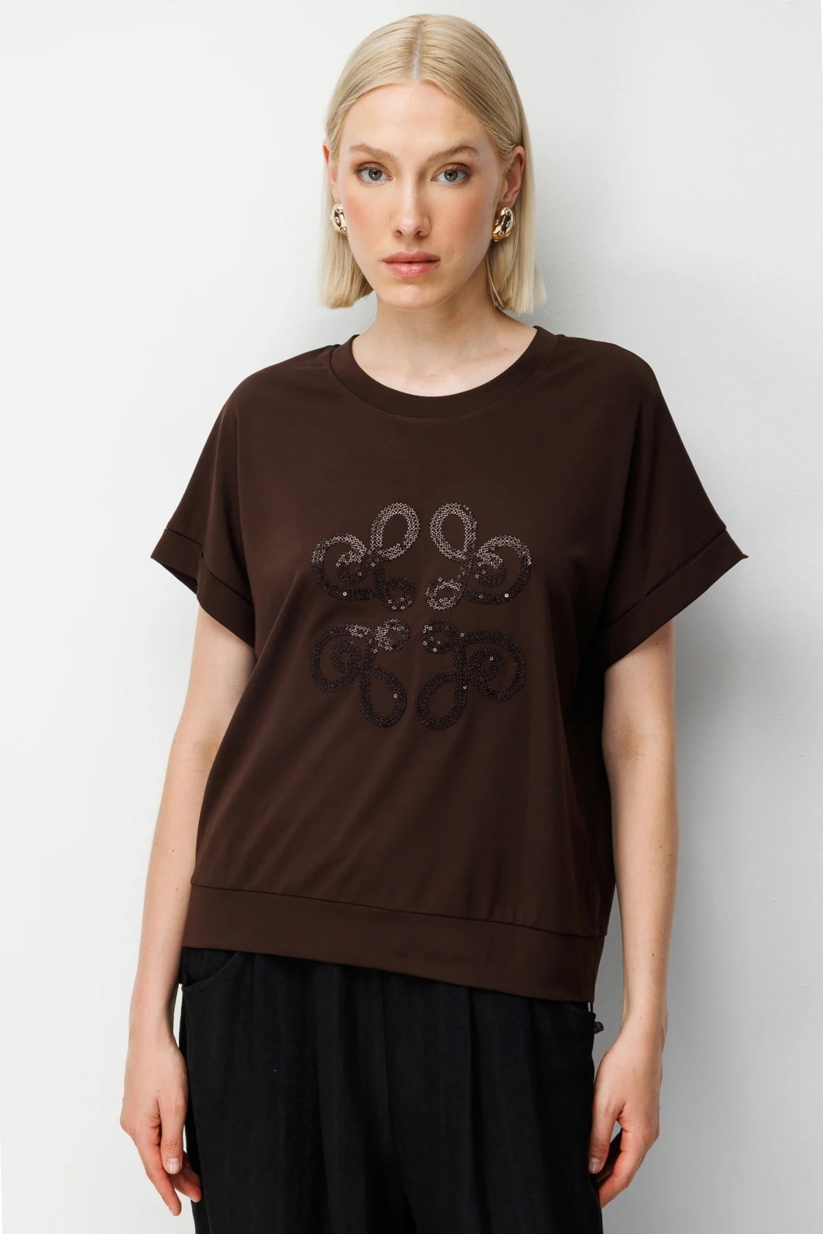 On Kadın Yanları Lastikli İşlemeli T-Shirt 70430 Kahverengi - 1