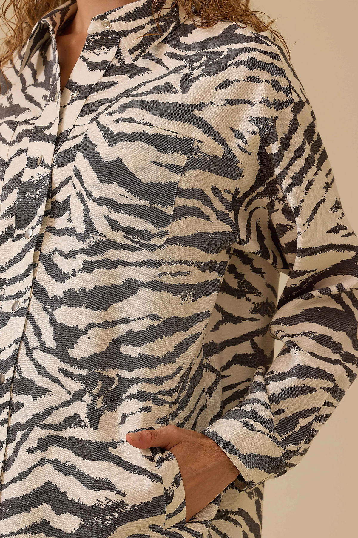 Seçil Kadın Zebra Desenli Cep Detaylı Gömlek 0010 Siyah - 3