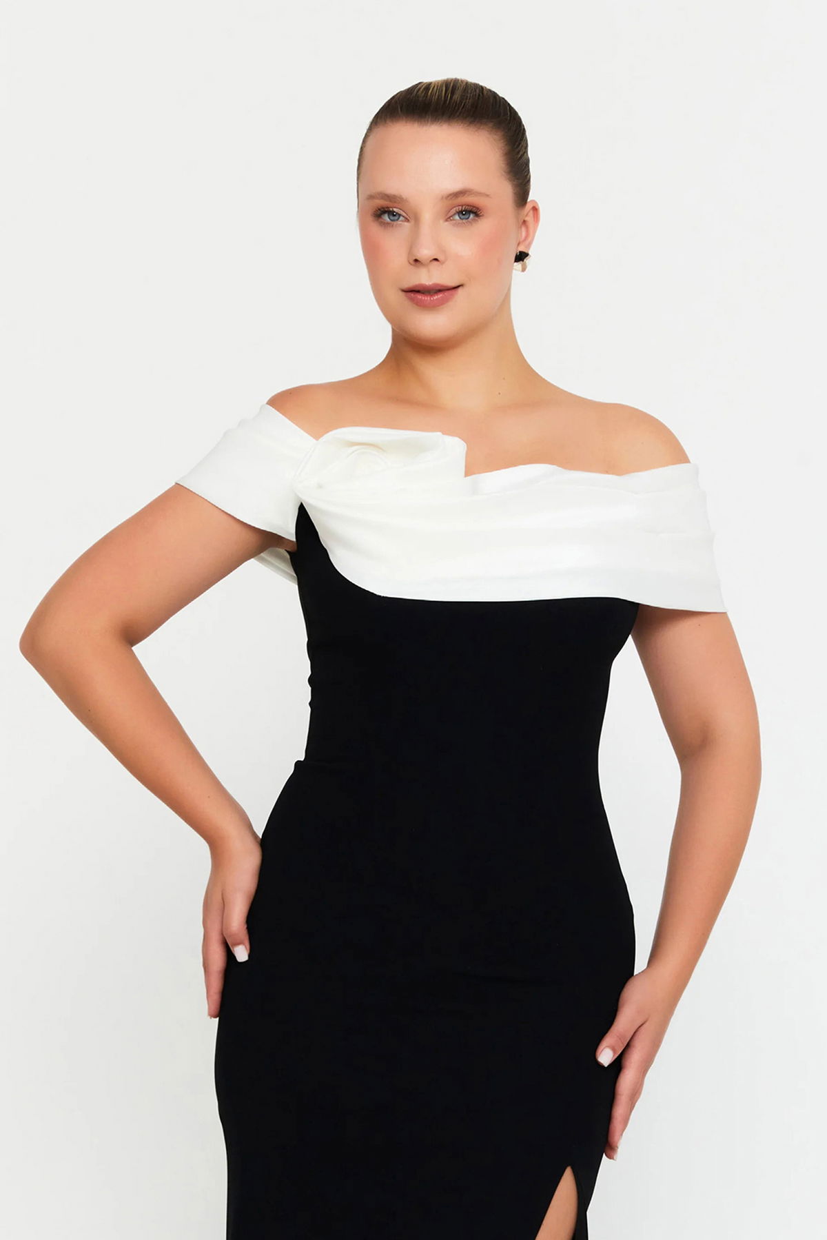 Şeref Vural Kadın Büyük Beden Madonna Yaka Derin Yırtmaçlı Balık Form Abiye Elbise 8318 Siyah-Beyaz - 3