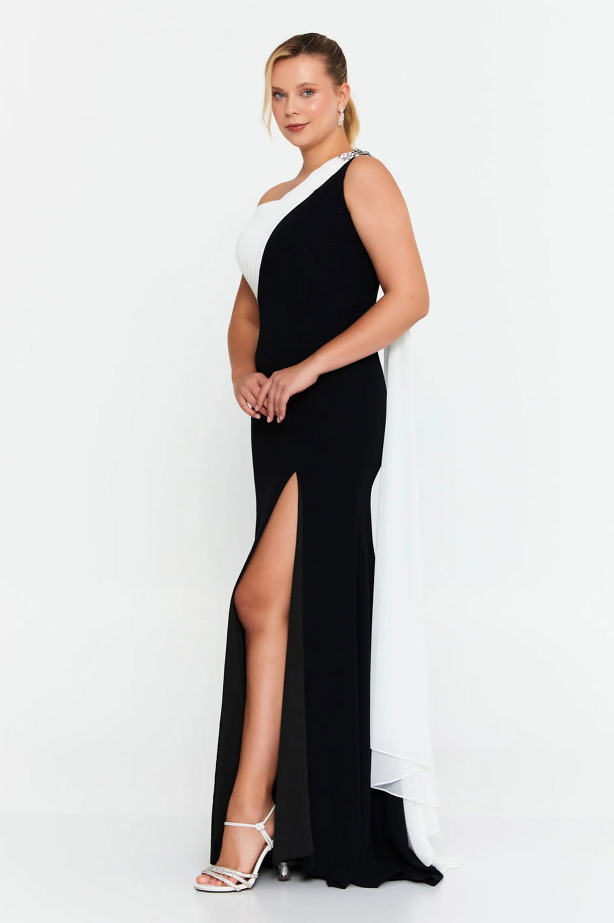 Şeref Vural Kadın Büyük Beden Tek Omuz Detaylı Pelerinli Balık Form Abiye Elbise 8413 Siyah-Beyaz - 2